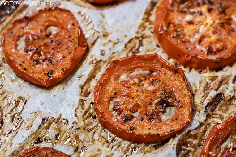 Zapiekane pomidory z ziołami i serem
